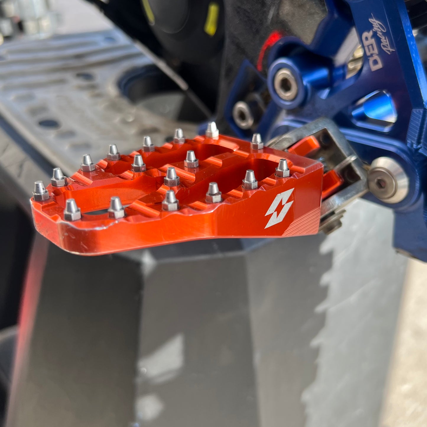 Full-E Charged Black Foot Peg with Coloured Pins Set for Light Bee / Talaria MX