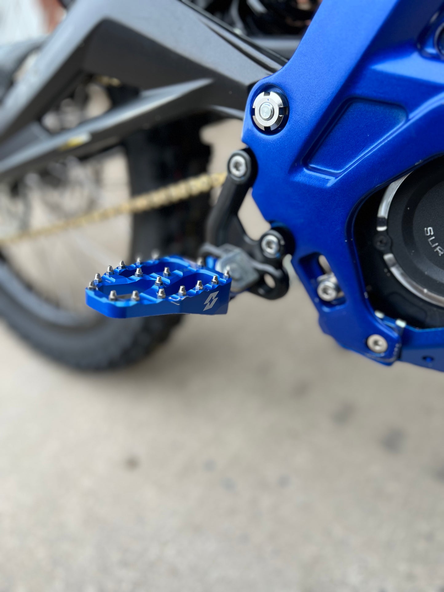 Full-E Charged Black Foot Peg with Coloured Pins Set for Light Bee / Talaria MX