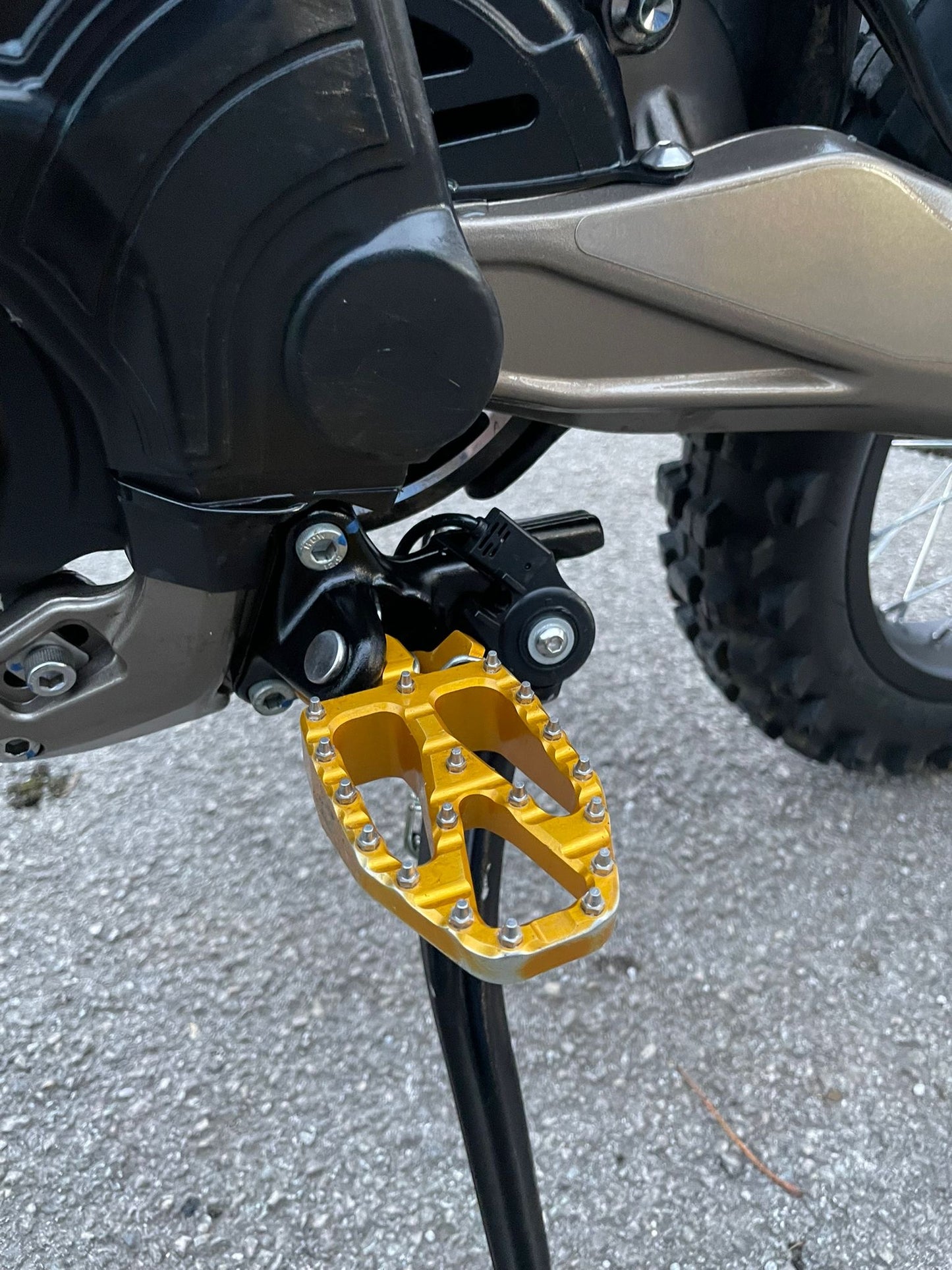 Full-E Charged Black Foot Peg with Coloured Pins Set for Light Bee / Talaria MX