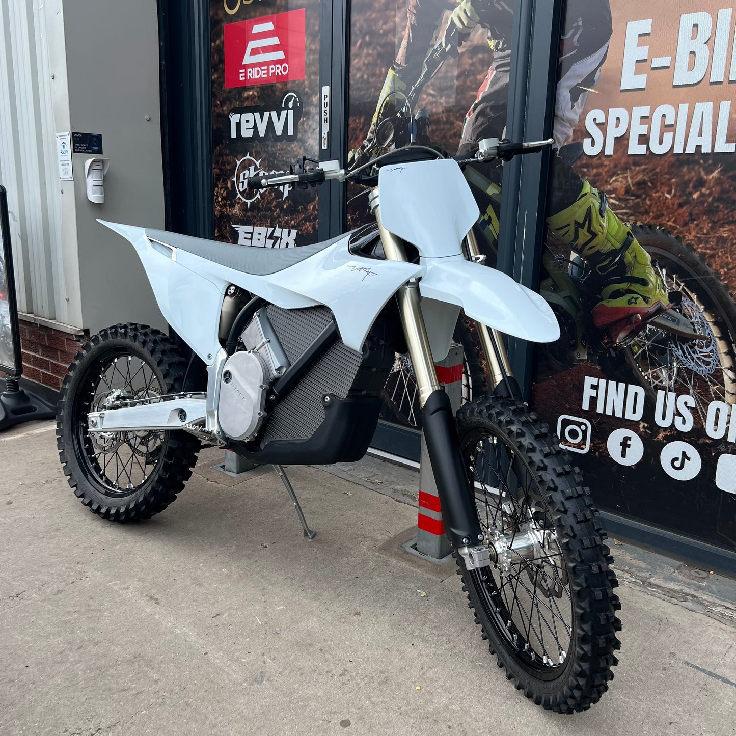 USED STARK VARG MX 1.0 SNOW WHITE