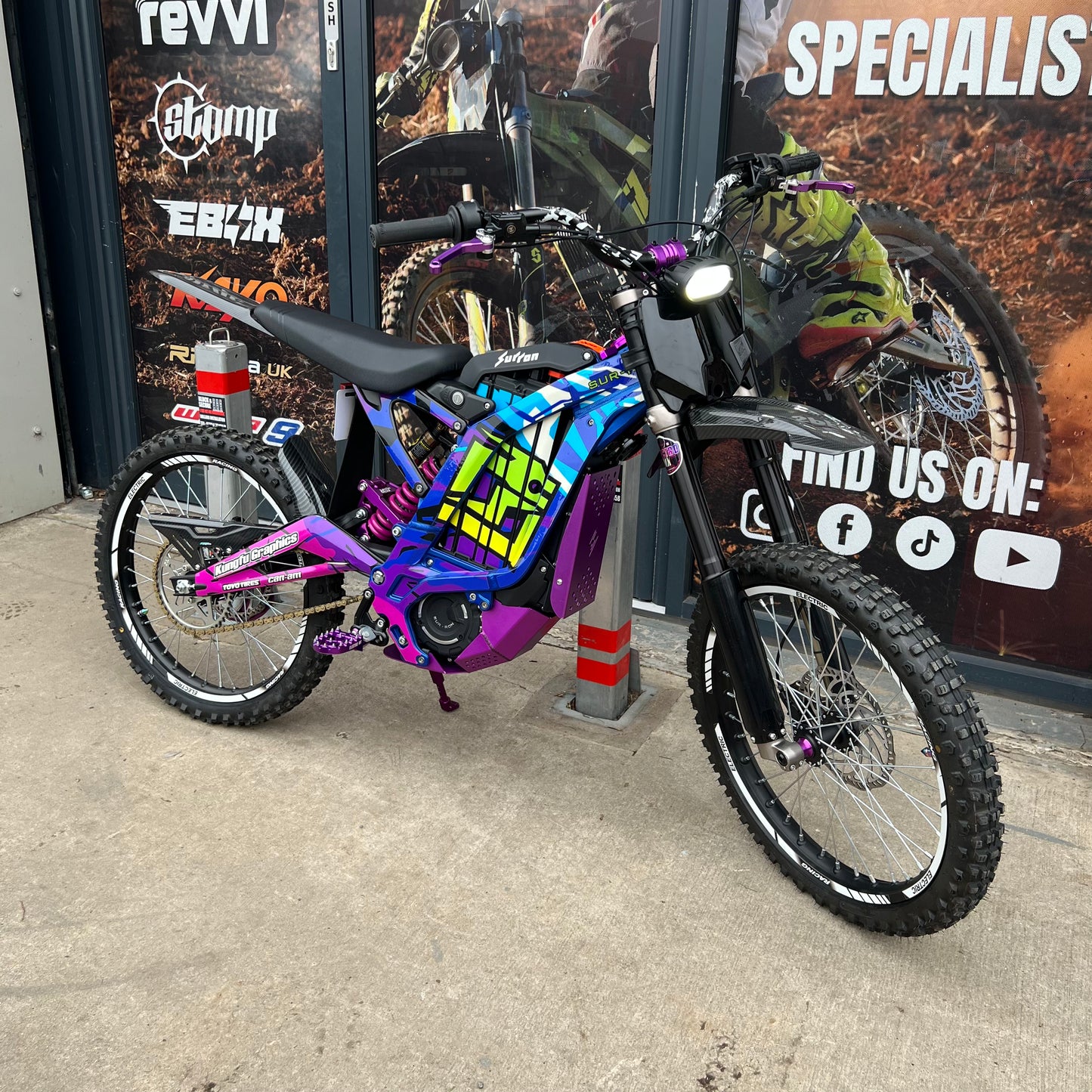 USED 2022 SUR RON LIGHT BEE WITH UPGRADES