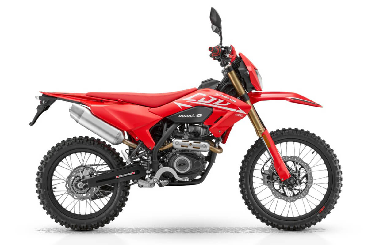 Side view of red QJMotor COV 125 X enduro bike with high-mount exhaust, hand guards, and spoked off-road wheels