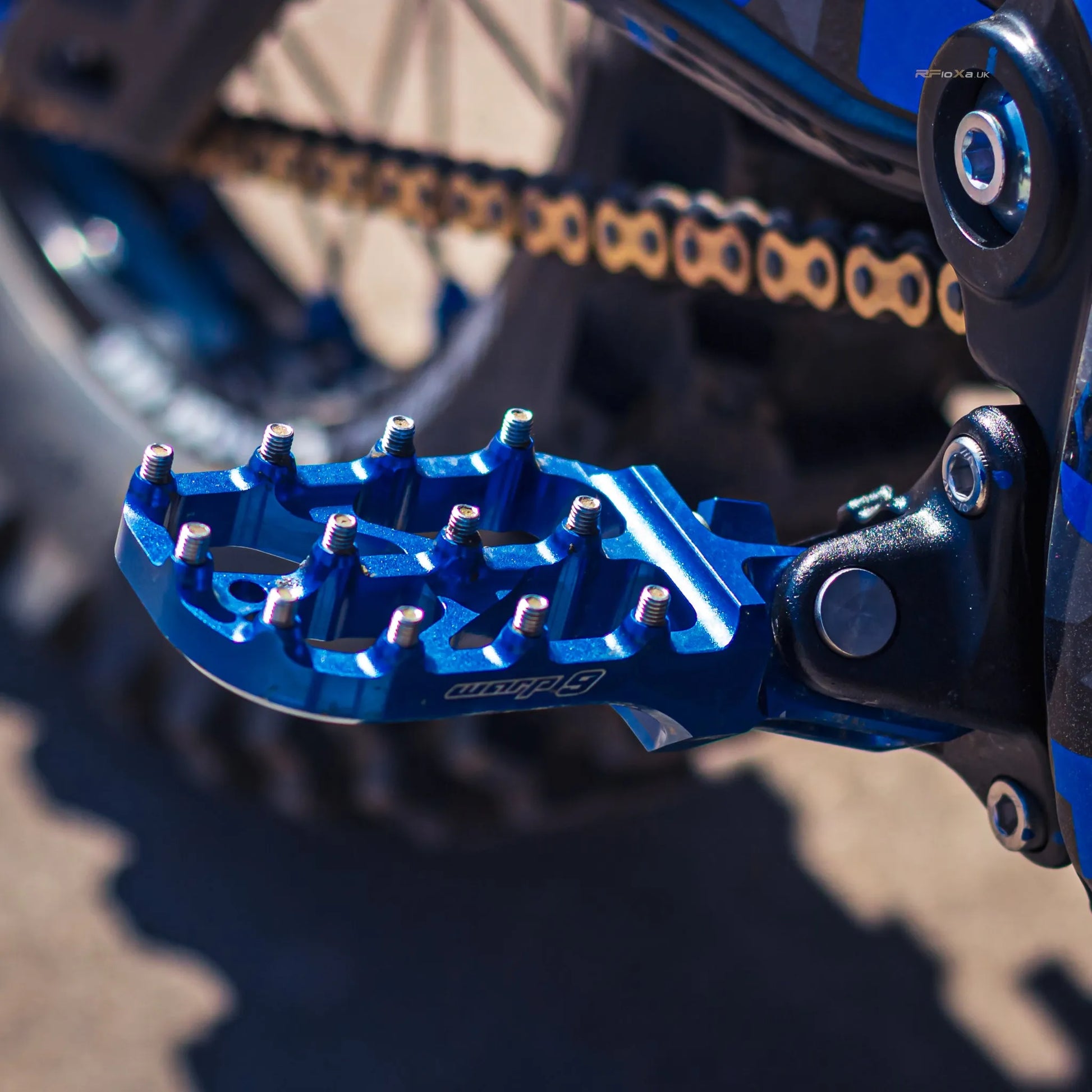 WARP 9 RACING SUR RON ULTRA BEE FOOT PEGS - Go Off Road Barnsley