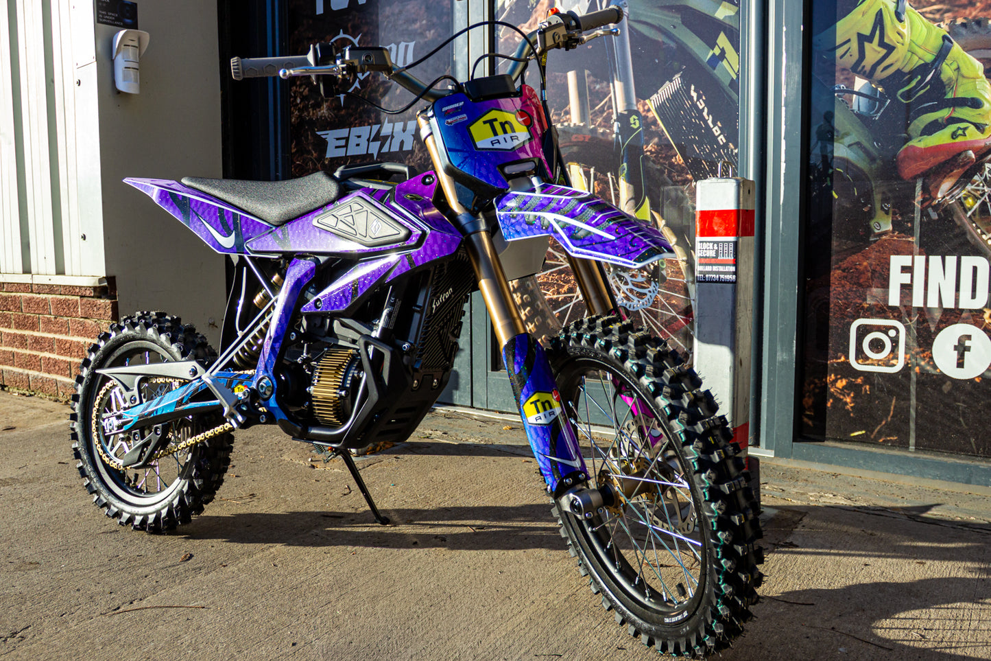 SUR RON HYPER BEE NIKE TN GRAPHICS KIT